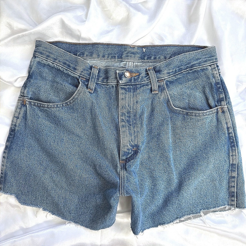 Rustler Vintage High Waisted Denim Cut Off Shorts Medium Wash Blue 32 1087669DK
